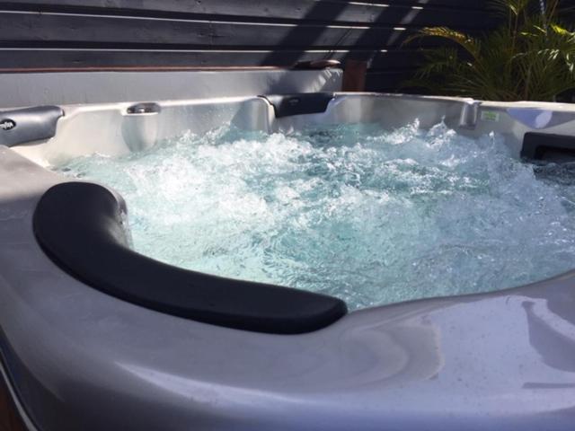 Nicole Residence Avec Piscine Chauffee & Jacuzzi Сент-Андре Экстерьер фото
