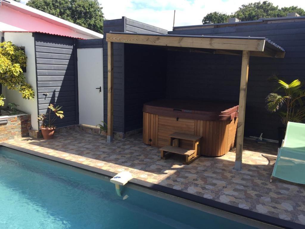 Nicole Residence Avec Piscine Chauffee & Jacuzzi Сент-Андре Экстерьер фото